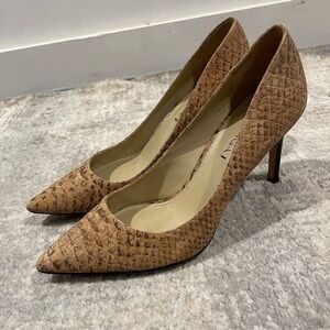Via Spiga Carola Dress Pumps Leather Natural Crocodile Print Size 8M 3.5” Heel